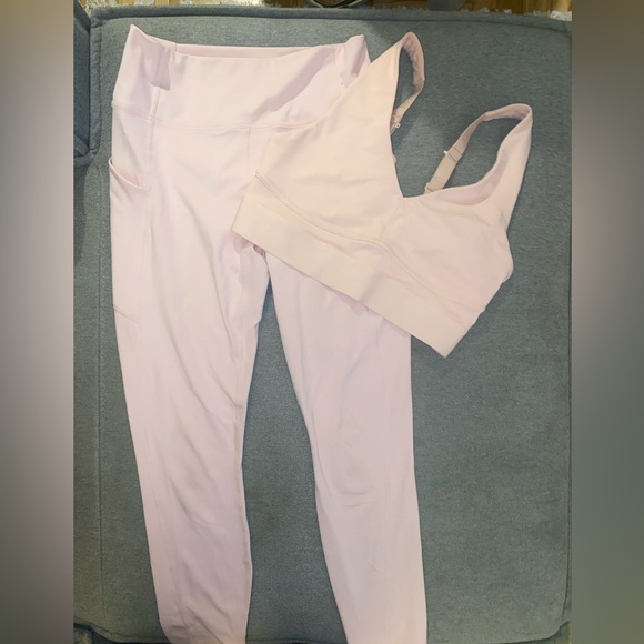 Fabletics workout set - Picture 2 of 4